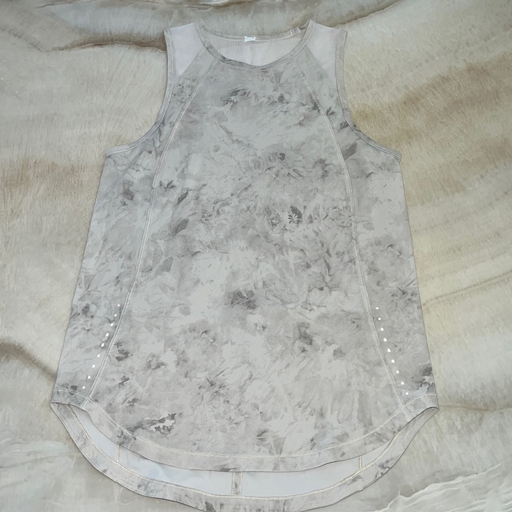 LULULEMON - Tank top.